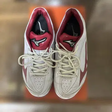 미즈노 화이트 레드 스파이크 중고