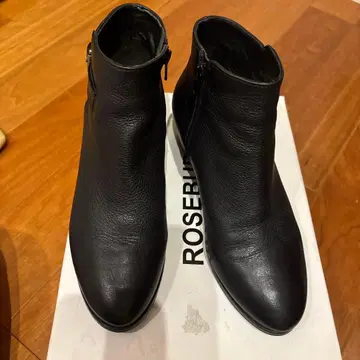ROSEBUD 블랙 앵클부츠