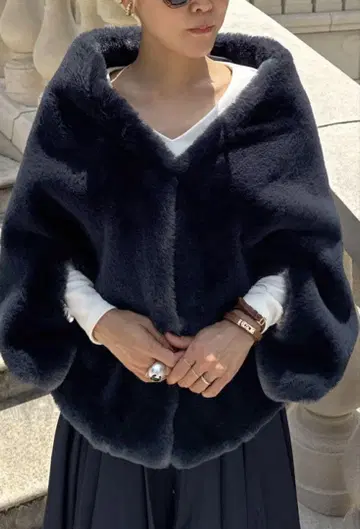 JENNE 리치 볼륨 퍼 케이프