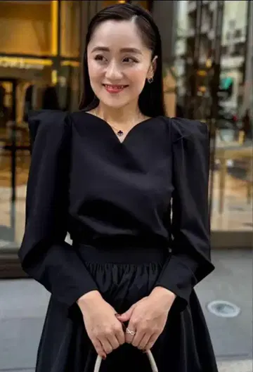 [ 미사용 새상품 ] 글래머러스 정원 긴팔 하트넥 파워숄더 상의