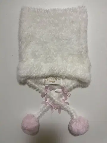 퍼 소재 폼폼 포함 모자