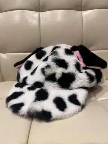 소 패턴 퍼 귀도리 모자