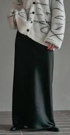 LEPSIM TALL 스트레치 새틴 스커트 블랙