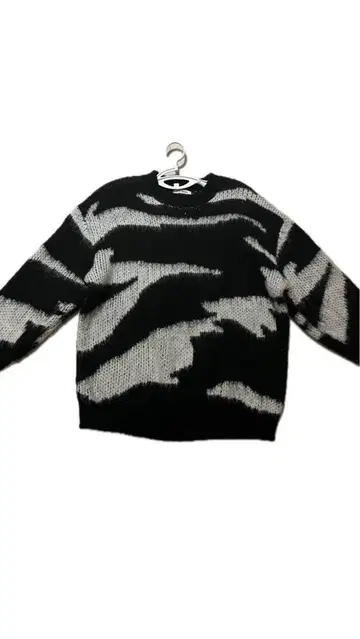 Loop Factory 지브라 패턴 니트 스웨터