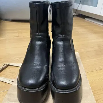 블랙 통굽 부티 지퍼 달린 블랙 통굽 부츠 할로윈