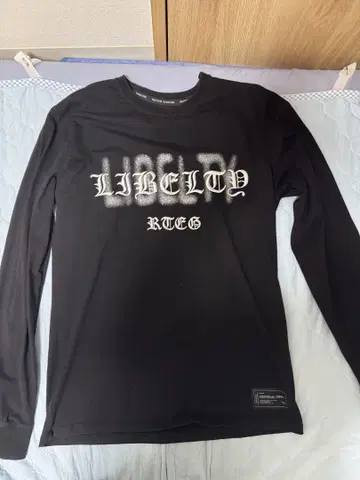 RTEG 블랙 그래픽 긴팔 셔츠 S