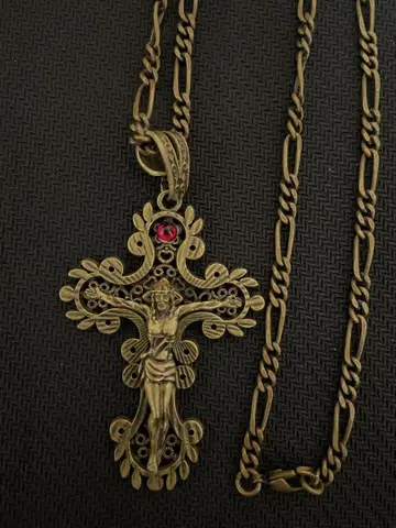 마키 장식적인 십자가 목걸이 치바 유스케 착용 모델