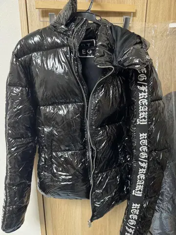 RTEG 블랙 다운 자켓 후드 부착