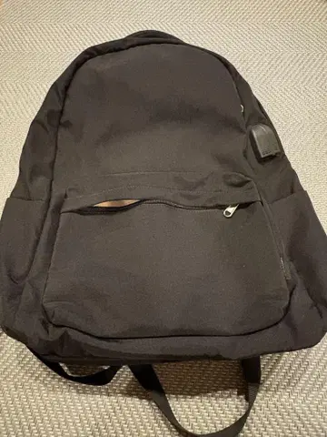 USB 포트가 달린 블랙 백팩