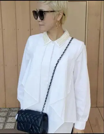 새상품급 JENNE 핸드메이드 펄 탈착식 옷깃 모던 블라우스