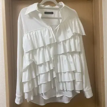 프릴이 달린 화이트 긴팔 셔츠 not conventional