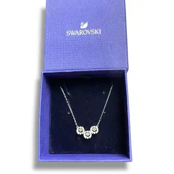 SWAROVSKI 스와로브스키 케이스 포함 3연 스톤 목걸이