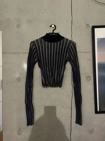 스트라이프 터틀넥 크롭 스웨터