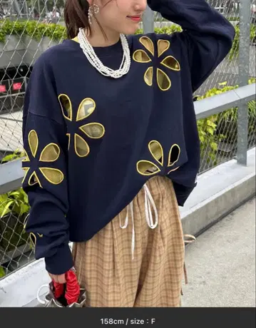 HELLO.SANFRANCISCO 플라워 컷 아웃 오버 맨투맨
