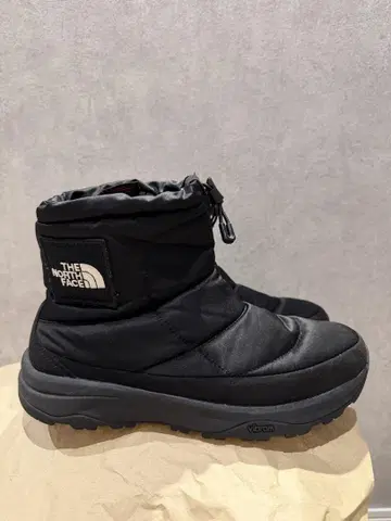 눕시 부티 로고 블랙 27cm