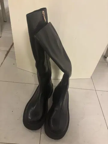 블랙 지퍼 달린 롱 부츠