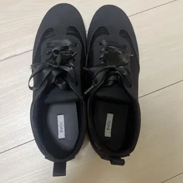 EVOl 블랙 리본 포함 스니커즈