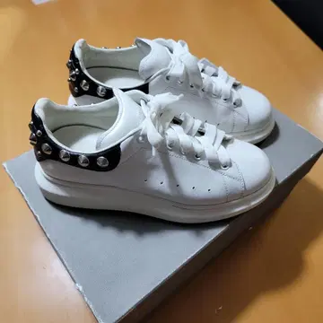 ALEXANDER McQUEEN 스터드 스니커즈