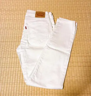가격 인하 Levi's 화이트 스키니 청바지 24