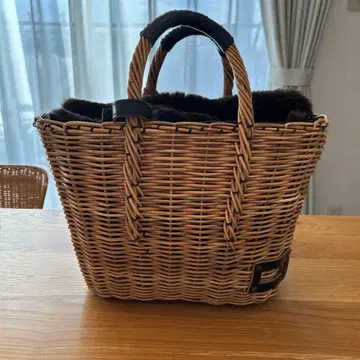 ebagos(에바고스)의 퍼 씌운 바스켓백