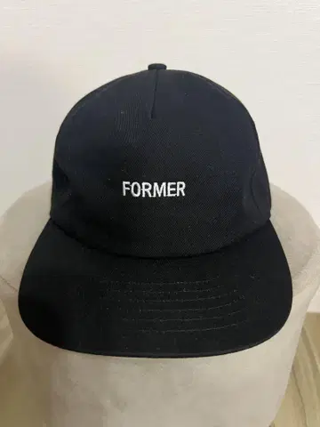 FORMER 자수 로고 블랙 캡