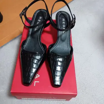 REGAL 크로커다일풍 블랙 하이힐