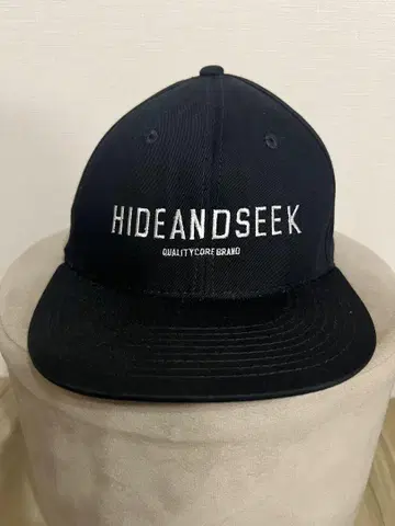HIDEANDSEEK 블랙 캡