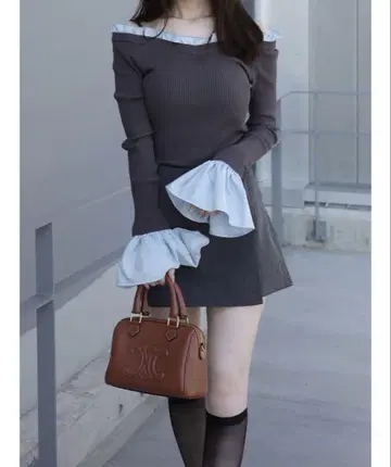 이소재 프릴 오프숄더 리브 니트