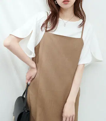 내추럴 꾸뛰르 새상품 BACK 펄 하치와레 슬리브 TOPS 화이트