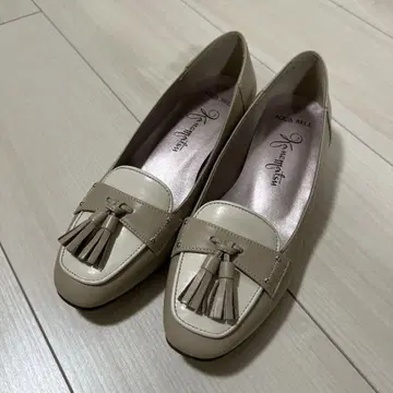 긴자 카네마츠 아쿠아 라벨 태슬 부착 로퍼 베이지 & 화이트