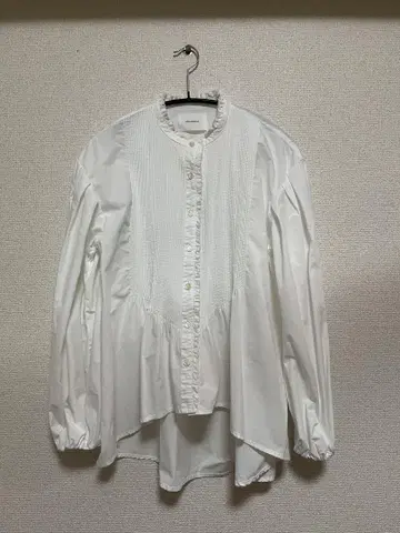 화이트 프릴 핀턱 블라우스 셔츠