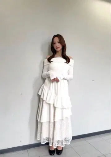 모리 카스미 착용 RESEXXY 오프숄더 화이트 플레어 스커트