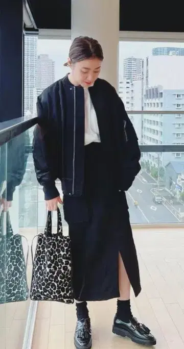 uncrave WHITE 글로시 패딩 스커트 블랙 광택감 있음 발수