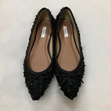 비즈 장식 블랙 플랫슈즈