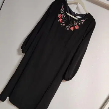 a,s,k,p 블랙 꽃무늬 자수 원피스 LL