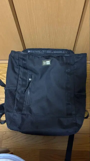 메쉬 포켓이 달린 블랙 백팩 뉴에라