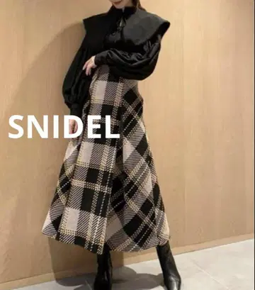 SNIDEL 체크 무늬 플레어 롱 스커트