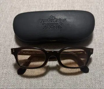 텐더로인 하쿠산 안경점 인 더 윈드 브라운