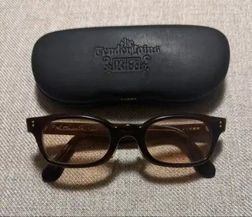 텐더로인 하쿠산 안경점 인 더 윈드 브라운