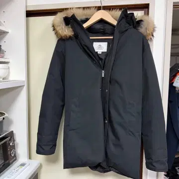 피레넥스 ANNECY FUR INTL 다운 자켓 블랙