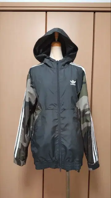 [ 미사용 ] adidas 후드 부착 점퍼 블랙 카모플라쥬 L 사이즈