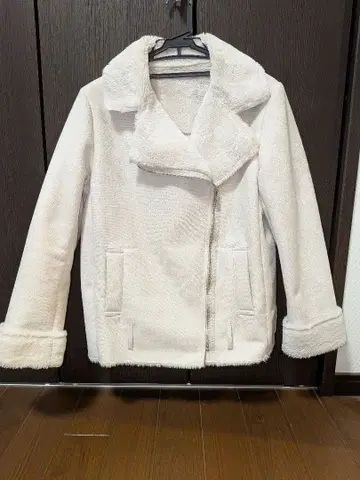 컴시즘 페이크 무스탕 코트