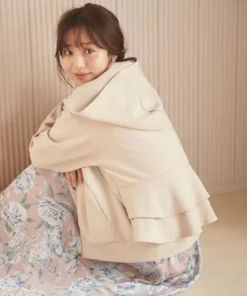 [ 새상품 ] Feroux 백 프릴 종이상자 후드티 베이지