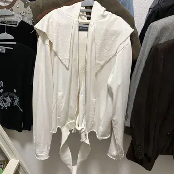 GRANCY 화이트 후드 부착 후드티
