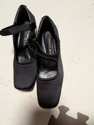 RIZ 블랙 스트랩 펌프스 23cm