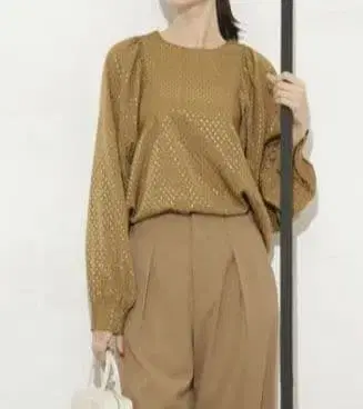 NANO universe 도트 자카드 새틴 블라우스 카멜