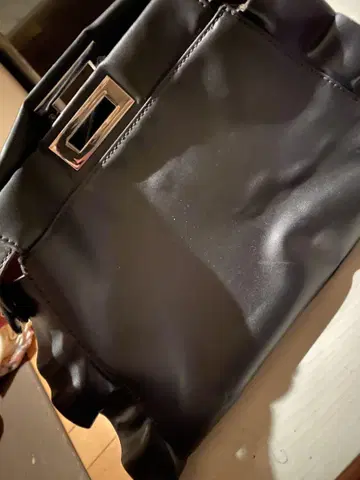프릴 달린 블랙 숄더백
