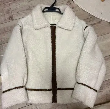 화이트 보아 자켓