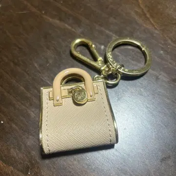 마이클코어스 베이지 미니 백 모양 키링