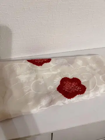 화이트 베이스에 빨간색 고리 무늬 오비 장식 천